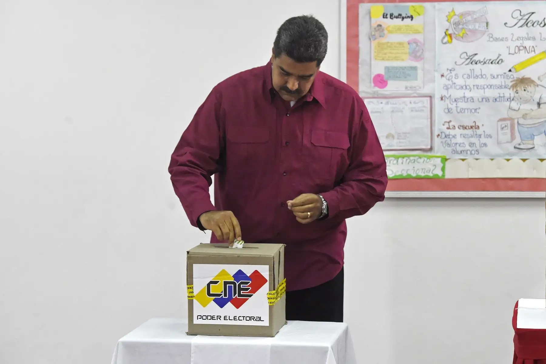 Presidente de Venezuela, Nicolás Maduro, depositando su voto. Foto: AFP.