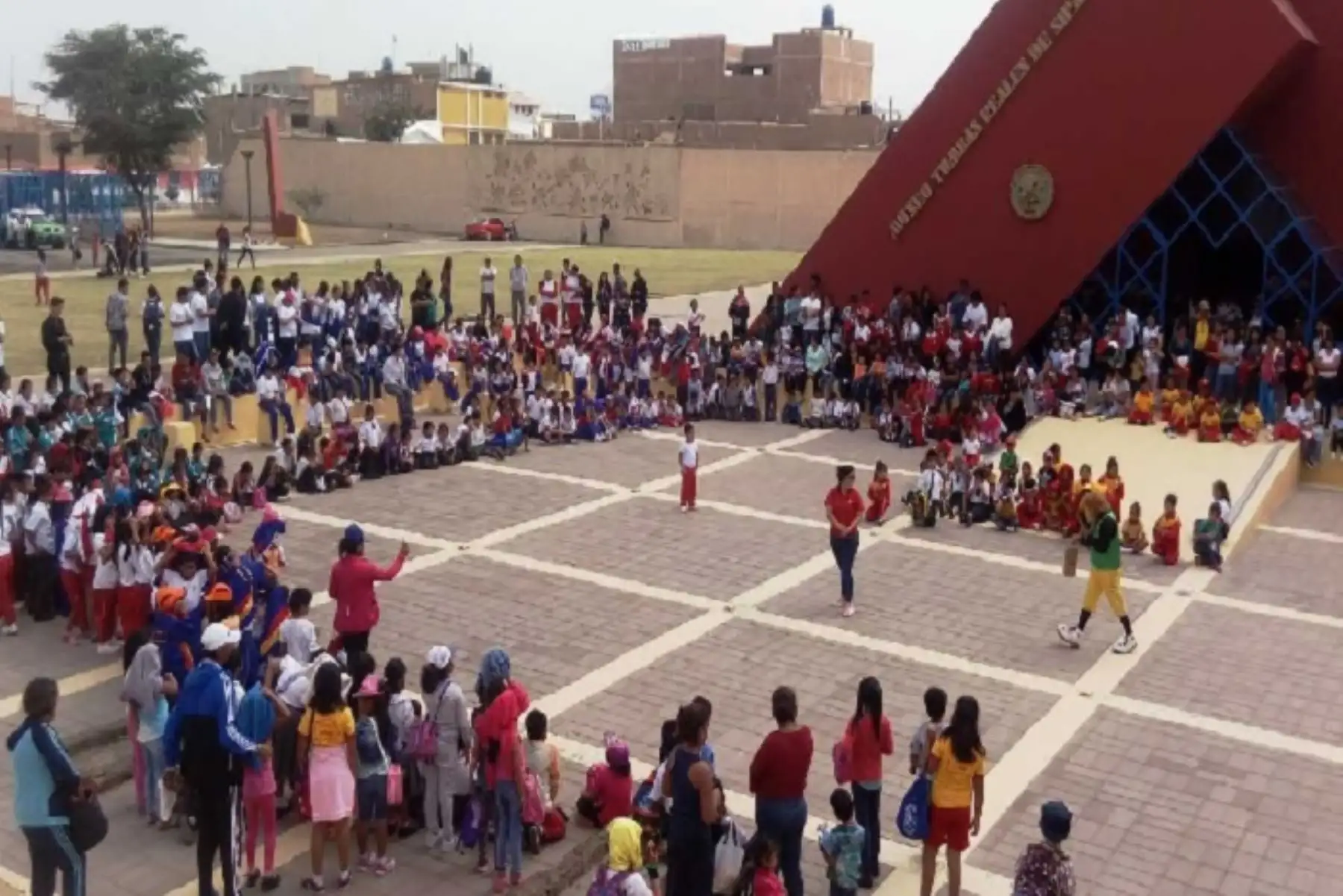 El director del museo Tumbas Reales de Sipán, Walter Alva, refirió que de las 6,597 visitas que llegaron este 18 de mayo, el 98% fueron nacionales  y un 2% de extranjeros procedentes de Argentina, Venezuela, Colombia e Inglaterra.