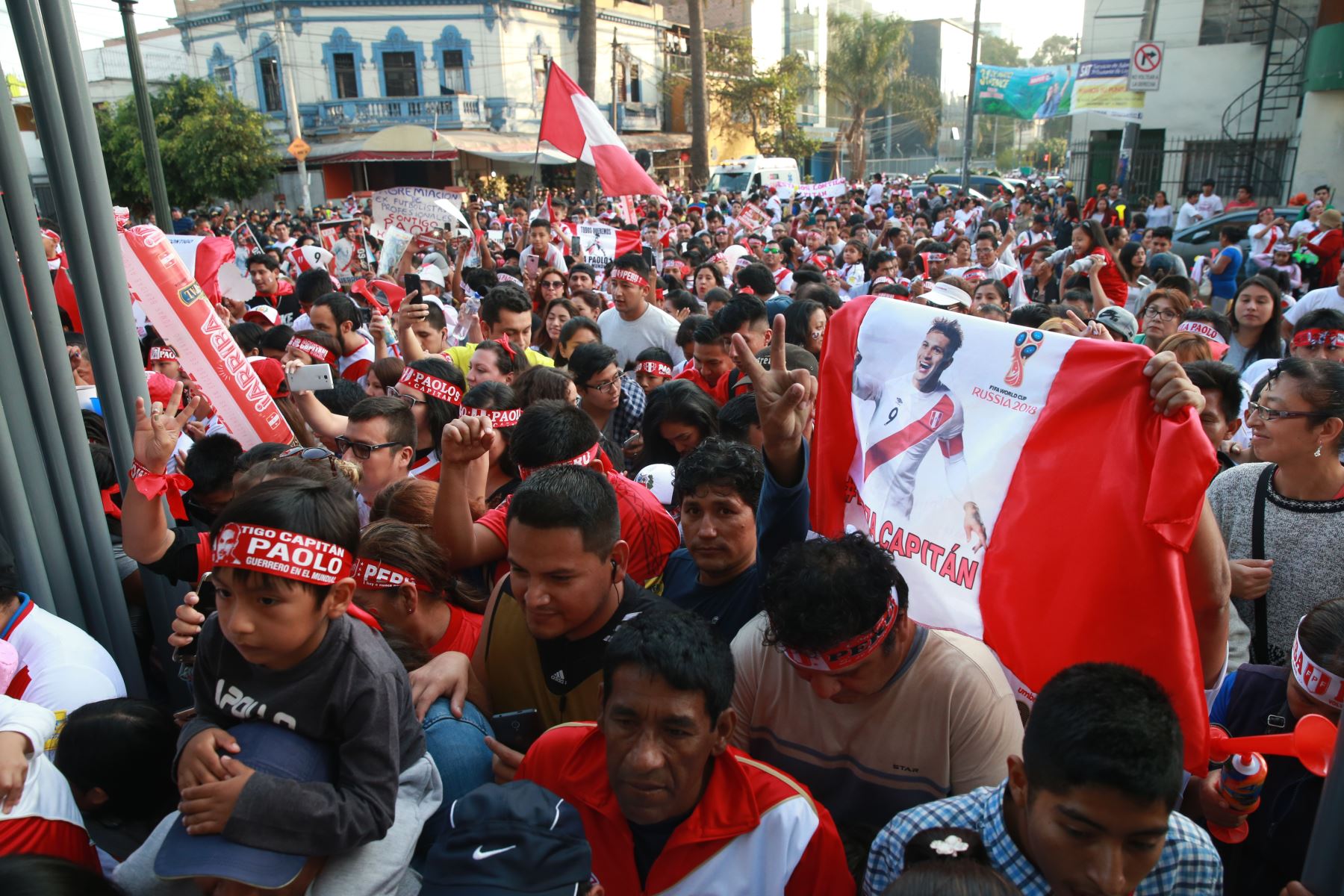 Miles de hinchas de la Selección Peruana de Fútbol se desplazaron al Estadio Nacional. Foto: ANDINA/Vidal Tarqui
