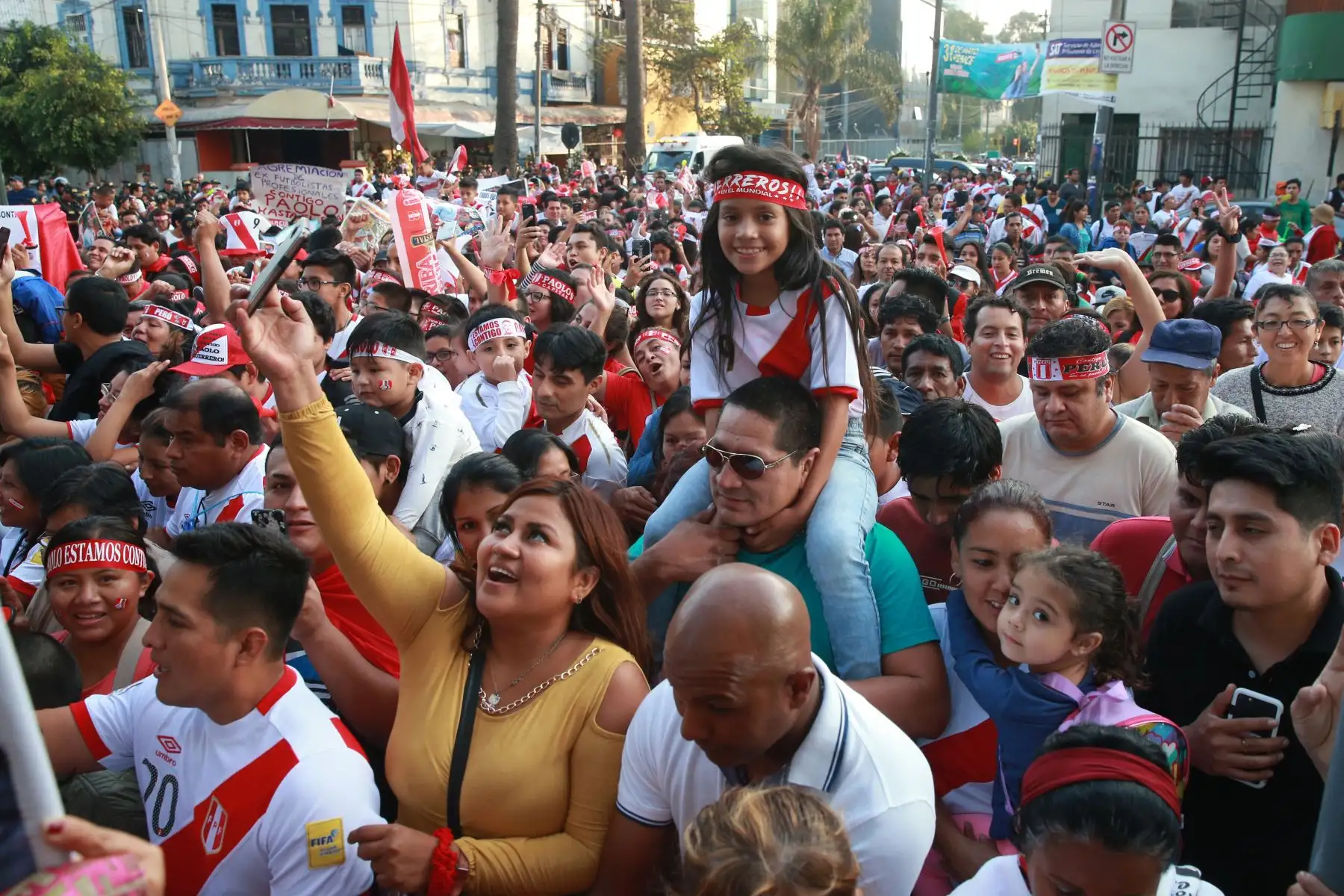 Miles de hinchas de la Selección Peruana de Fútbol se desplazaron al Estadio Nacional. Foto: ANDINA/Vidal Tarqui