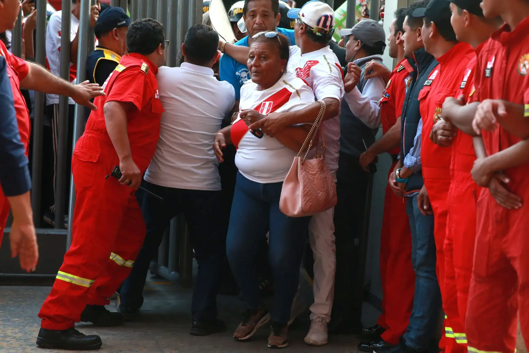 Miles de hinchas de la Selección Peruana de Fútbol se desplazaron al Estadio Nacional. Foto: ANDINA/Vidal Tarqui