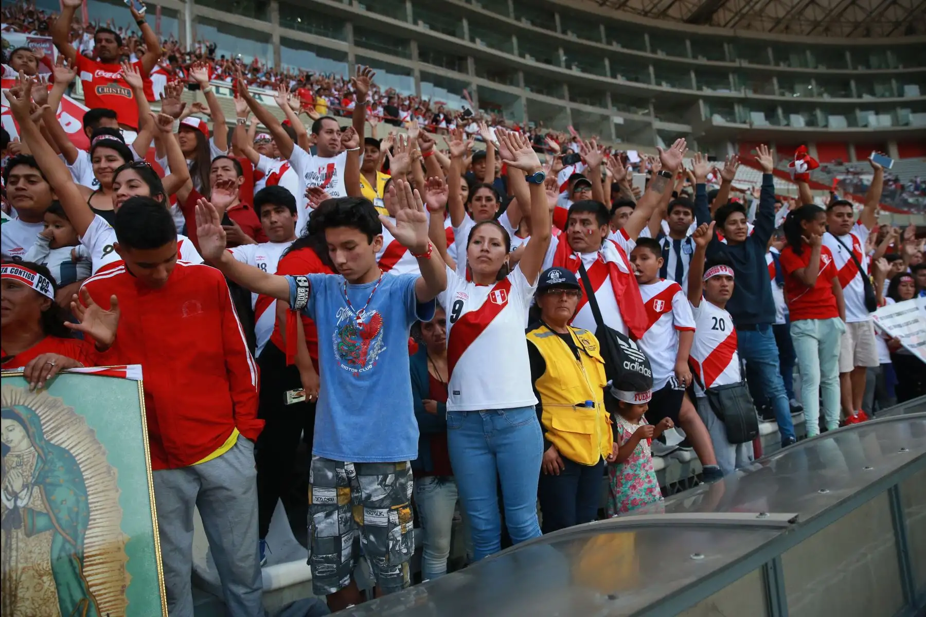 Miles de hinchas de la Selección Peruana de Fútbol se desplazaron al Estadio Nacional. Foto: ANDINA/Vidal Tarqui