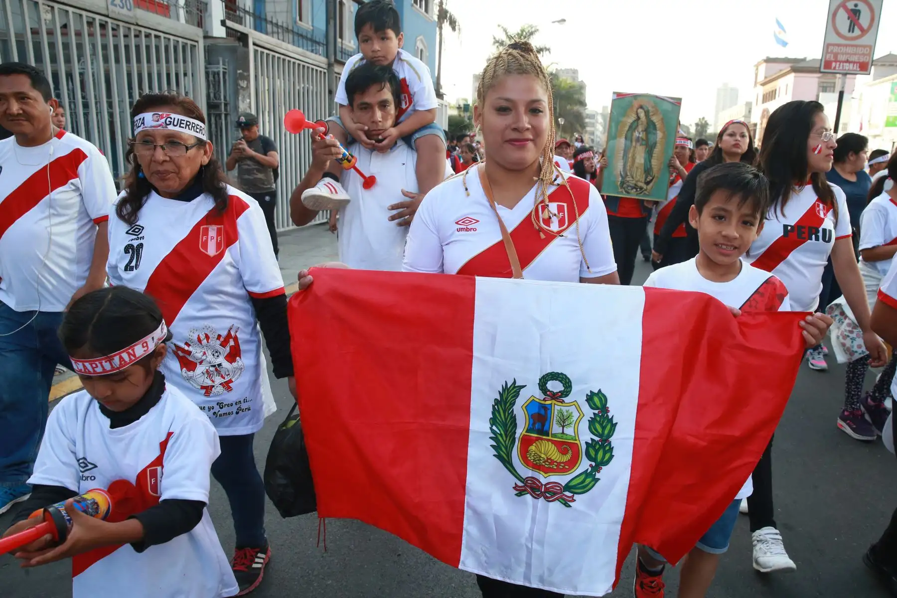 Miles de hinchas de la Selección Peruana de Fútbol se desplazaron al Estadio Nacional. Foto: ANDINA/Vidal Tarqui