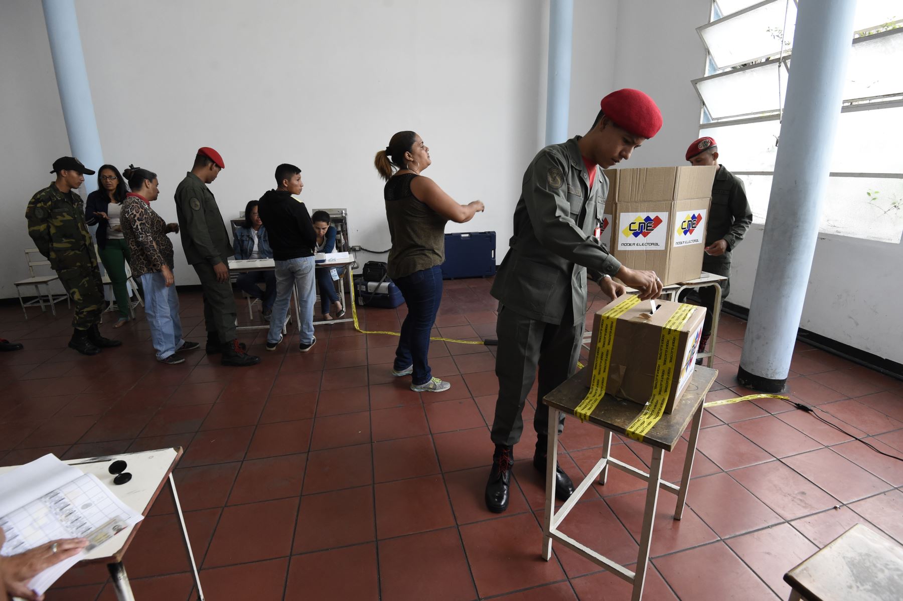 Miembros de la guardia presidencial venezolana emiten su voto durante las elecciones presidenciales en un colegio electoral en Caracas el 20 de mayo de 2018.Foto: AFP