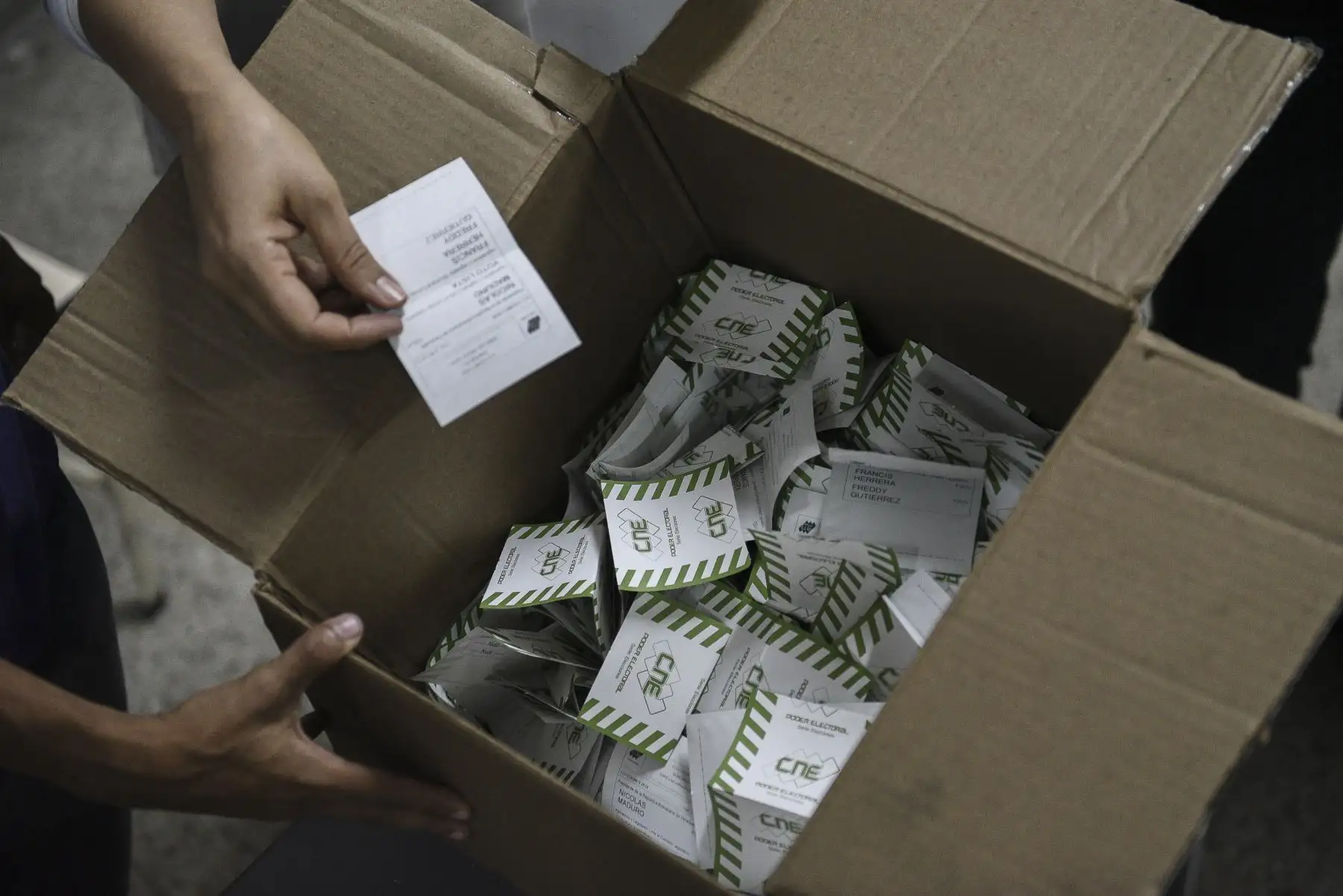 Funcionarios electorales cuentan los votos en una mesa electoral en Venezuela.Foto:AFP