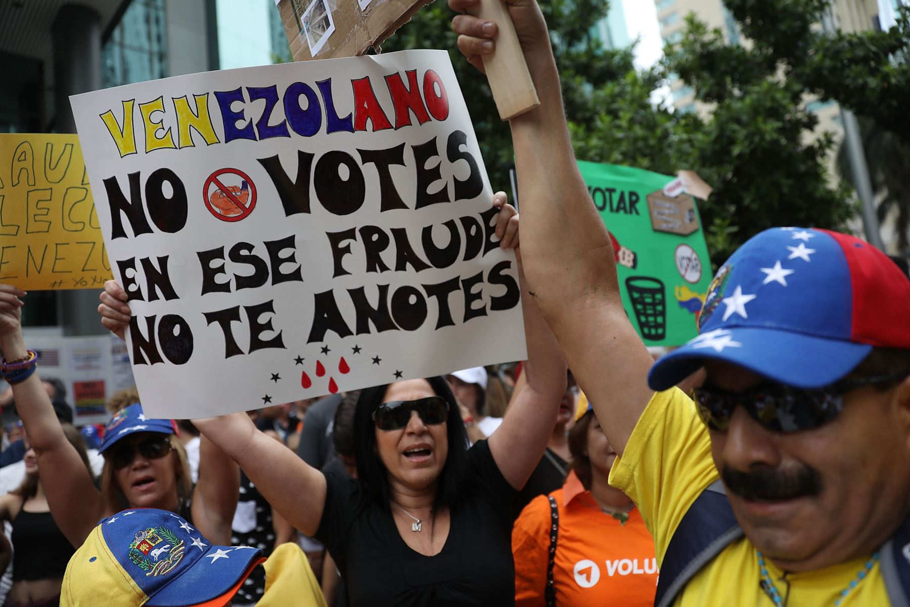 Miembros de la comunidad venezolana en Miami, protestan contra las elecciones de su pais, frente  al Consulado General de Venezuela en Miami.Foto:AFP