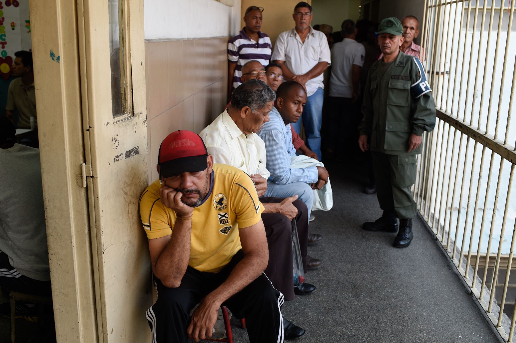 La gente espera dentro de una mesa electoral para emitir su voto durante las elecciones presidenciales de Venezuela.Foto: AFP