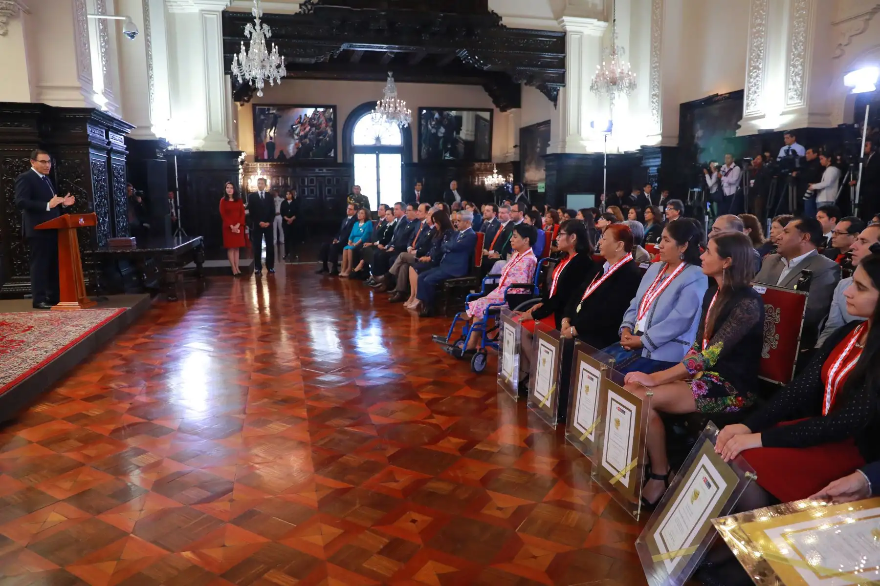 El Presidente de la República, Martín Vizcarra, junto a la ministra de la Mujer, Ana María Mendieta, participa de la XV Condecoración Orden al Mérito de la Mujer 2018, en Palacio de Gobierno. Foto: ANDINA/Prensa Presidencia.