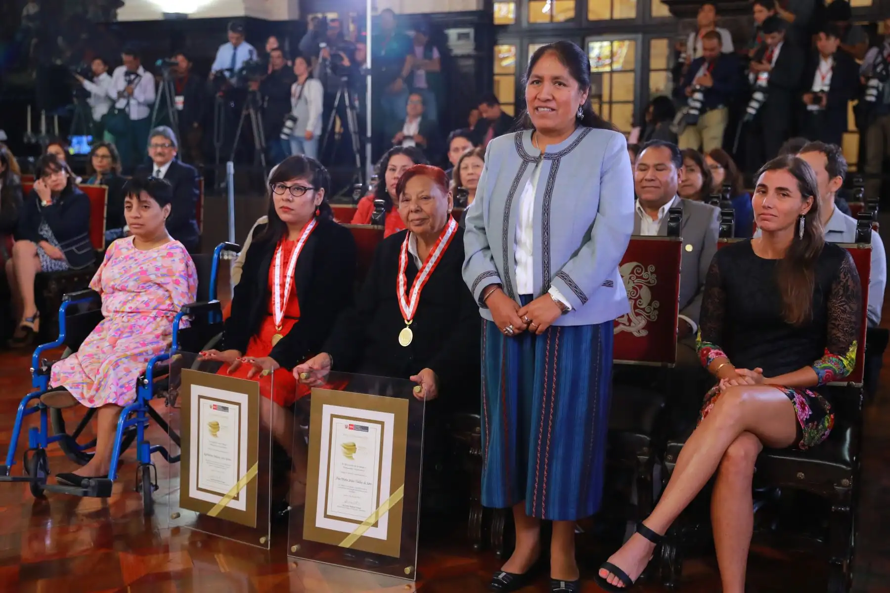 El Presidente de la República, Martín Vizcarra, junto a la ministra de la Mujer, Ana María Mendieta, participa de la XV Condecoración Orden al Mérito de la Mujer 2018, en Palacio de Gobierno. Foto: ANDINA/Prensa Presidencia.