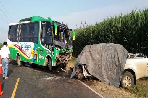 A la camioneta se le reventó una de las llantas, lo que provocó que el conductor perdiera el control del vehículo, invadiera el carril contrario y chocara con el ómnibus.