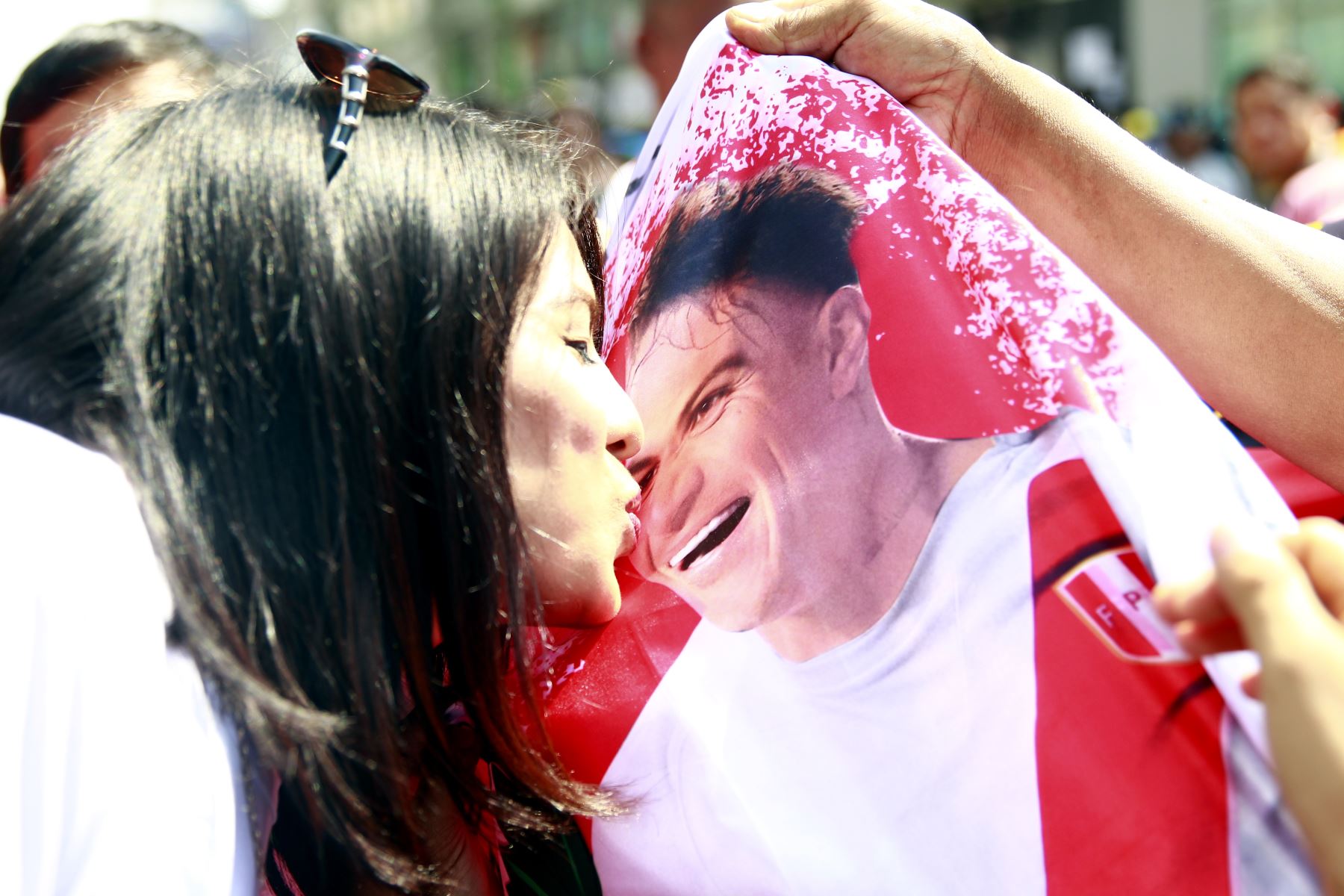Hincha besa camiseta de Paolo Guerrero Foto: ANDINA/Eddy Ramos.