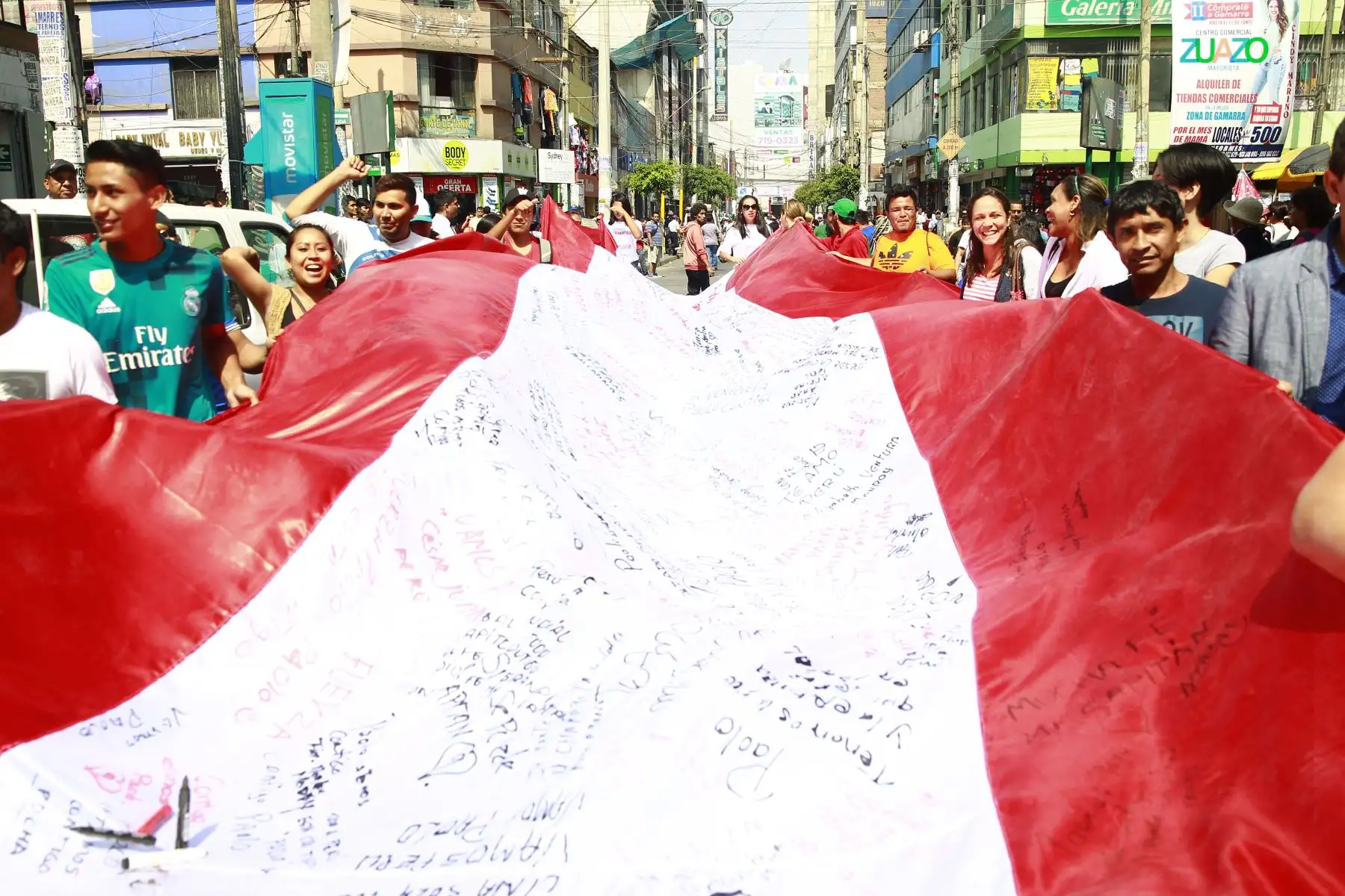 Comerciantes del emporio comercial de Gamarra pasean la “Bandera Guerrera¨, en apoyo y solidaridad al capitán de la selección, Paolo Guerrero. Foto: ANDINA/Eddy Ramos.