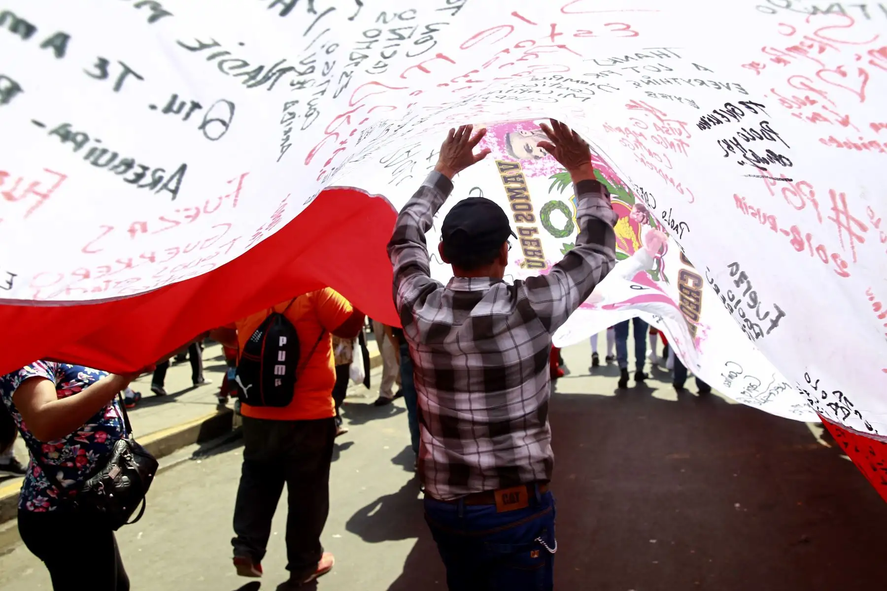Comerciantes del emporio comercial de Gamarra, pasean la “Bandera Guerrera¨,en apoyo y solidaridad al capitán de la selección,Paolo Guerrero.Foto:ANDINA/Eddy Ramos
