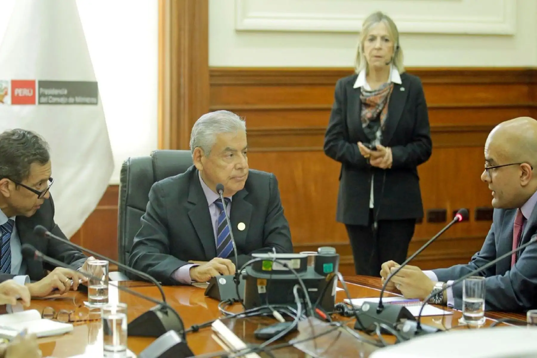Jefe del Gabinete Ministerial, César Villanueva, en reunión con el jefe de la misión del FMI, Ravi Balakrishnan. También participó el ministro de Economía y Finanzas, David Tuesta. Foto: PCM.