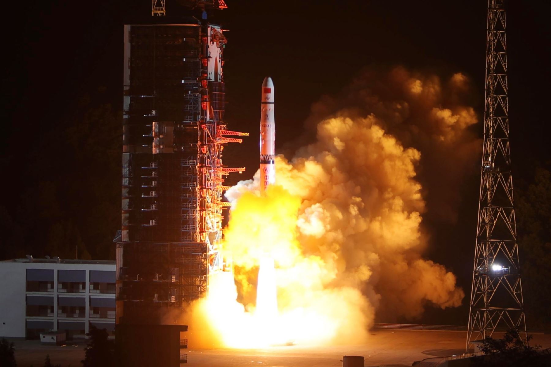 Cohete Long March-4C transporta el satélite Queqiao Foto: AFP