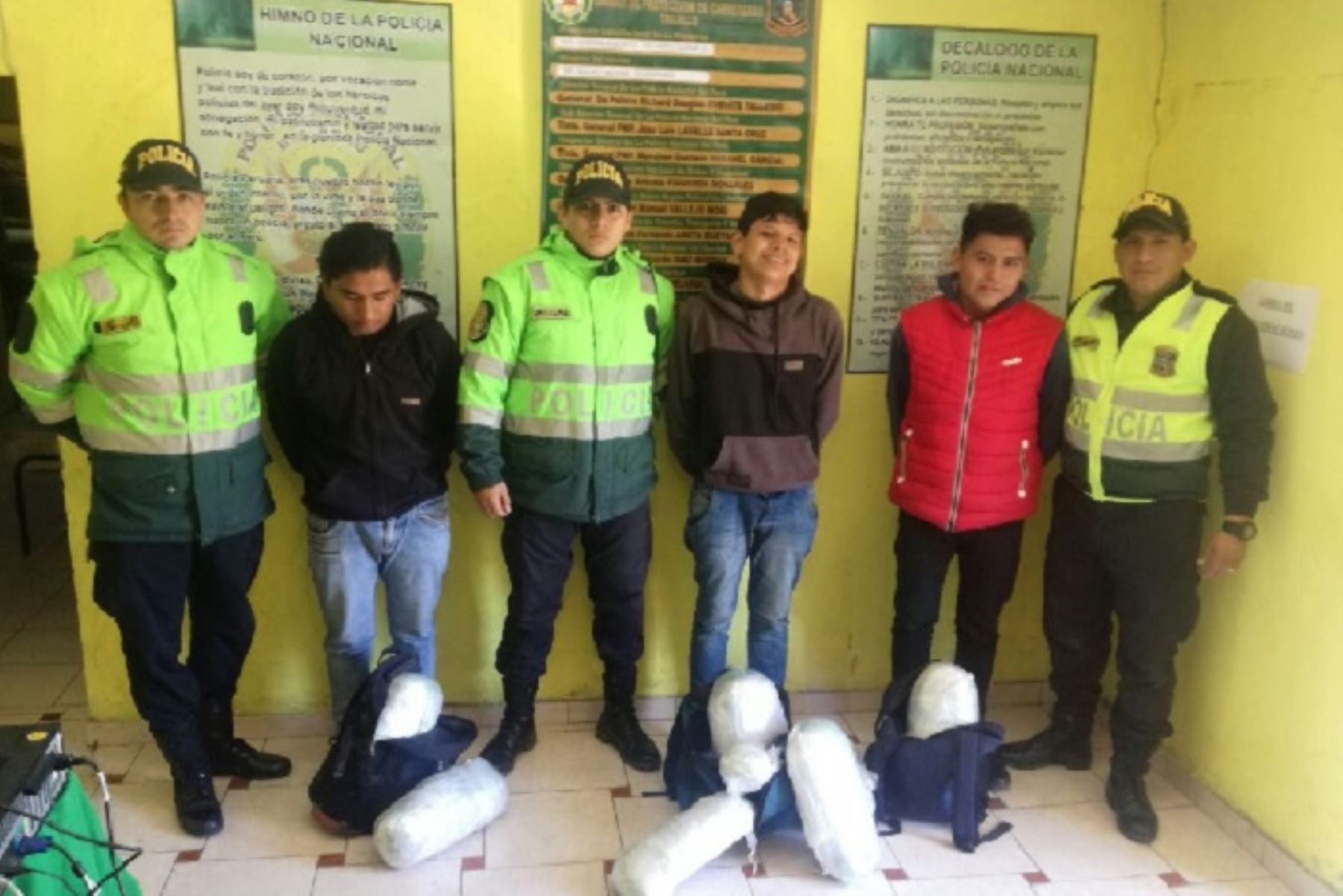 Las mochilas que contenían la droga pertenecían a Antony Aldair Rodríguez Rodríguez (20), Kennether Gonzalo Ríos Flores (19) y Diego Luna Nolberto Usbaldito (22).