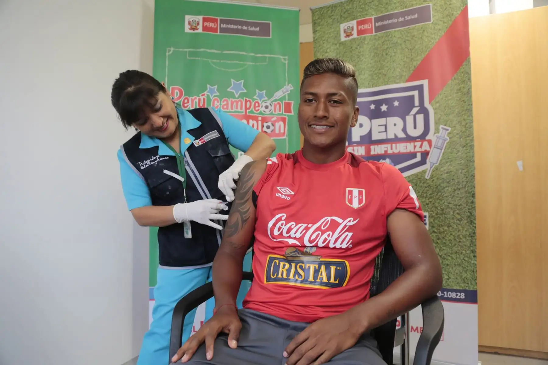 Nuestra selección, antes de viajar a Rusia, se prepara dentro y fuera de la cancha y se une a la campaña #PerúCampeónSinSarampión. Foto: ANDINA/Minsa