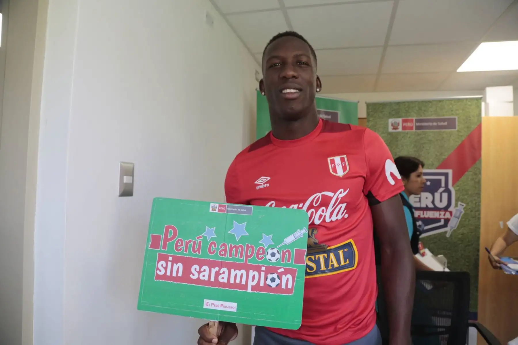 Nuestra selección, antes de viajar a Rusia, se prepara dentro y fuera de la cancha y se une a la campaña #PerúCampeónSinSarampión. Foto: ANDINA/Minsa