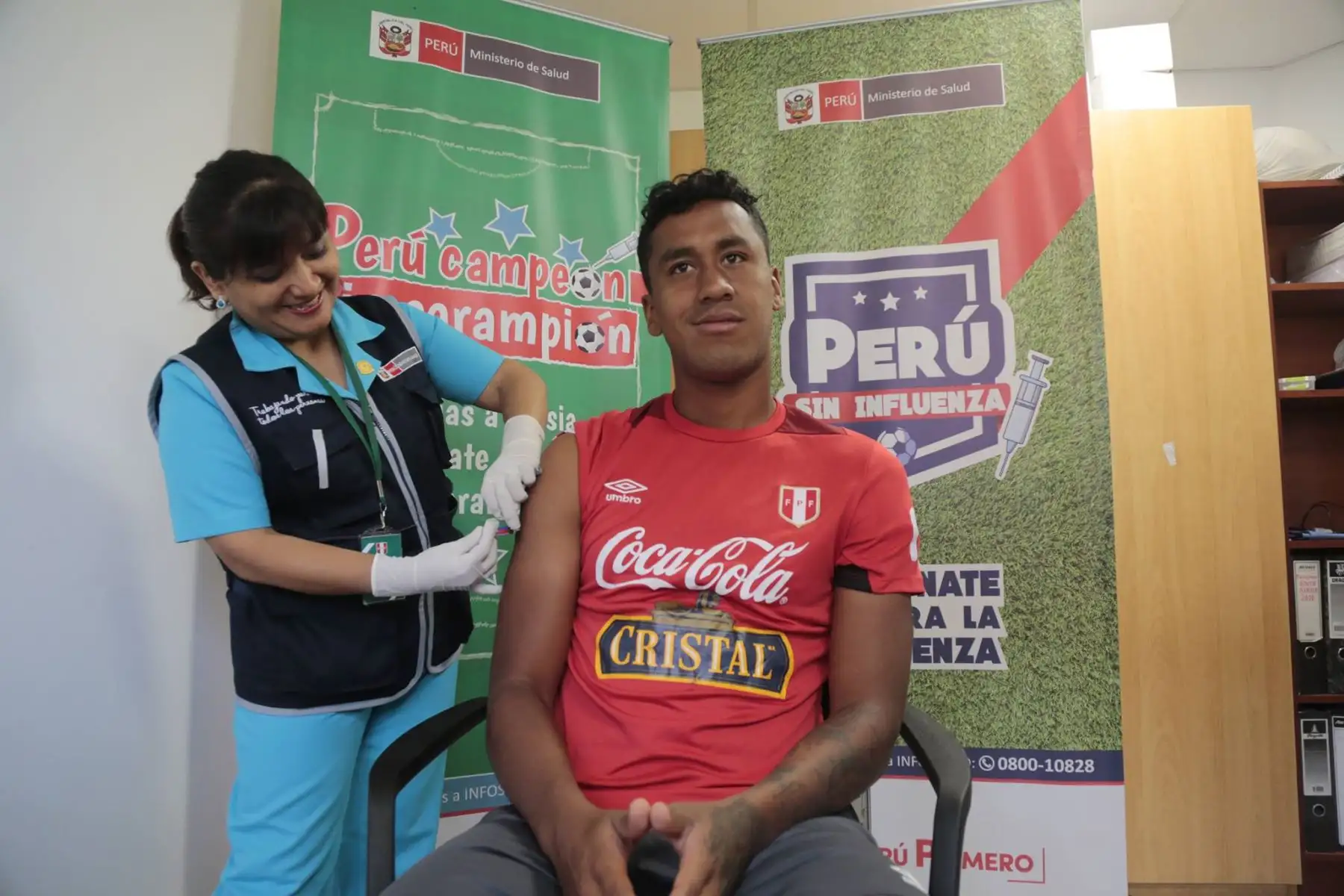 Nuestra selección, antes de viajar a Rusia, se prepara dentro y fuera de la cancha y se une a la campaña #PerúCampeónSinSarampión. Foto: ANDINA/Minsa