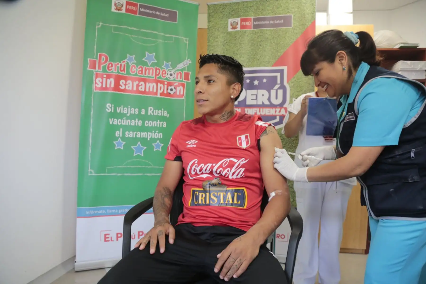 Nuestra selección, antes de viajar a Rusia, se prepara dentro y fuera de la cancha y se une a la campaña #PerúCampeónSinSarampión. Foto: ANDINA/Minsa