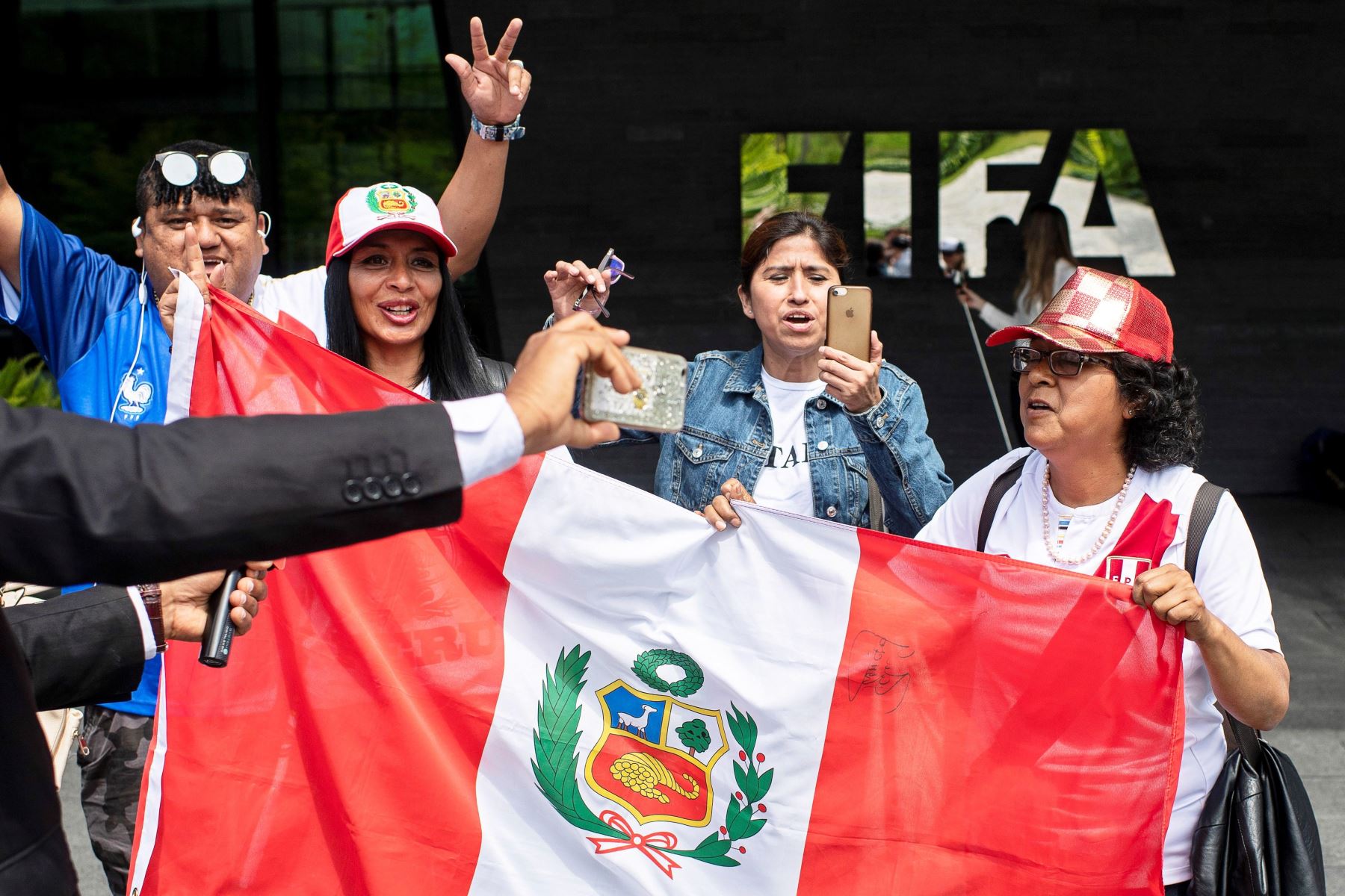 Seguidores del delantero peruano Paolo Guerrero esperan frente a la sede central de la FIFA en Zúrich, Suiza, hoy, 22 de mayo de 2018. l jugador peruano Paolo Guerrero y el presidente de la FIFA, Guianni Infantino.Foto: EFE