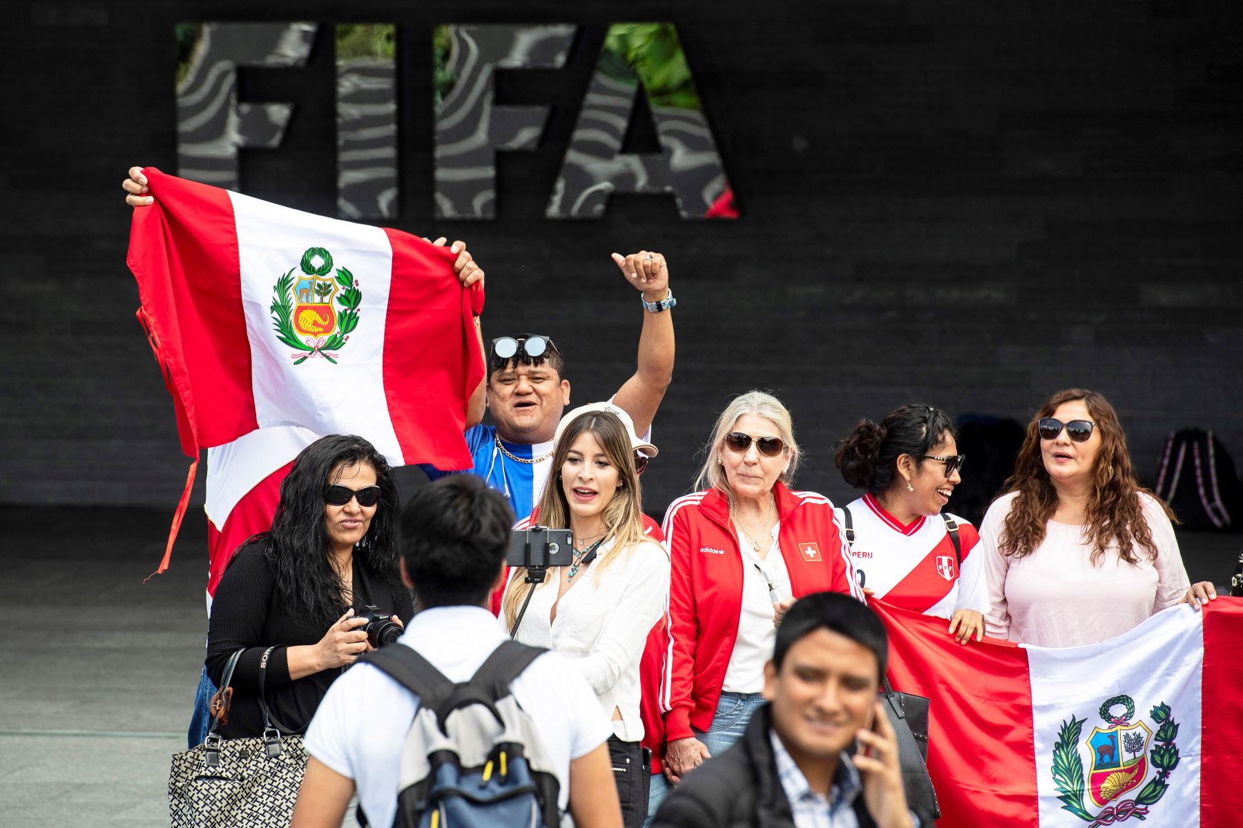 Seguidores del delantero peruano Paolo Guerrero esperan frente a la sede central de la FIFA en Zúrich, Suiza, hoy, 22 de mayo de 2018. l jugador peruano Paolo Guerrero y el presidente de la FIFA, Guianni Infantino.Foto: EFE