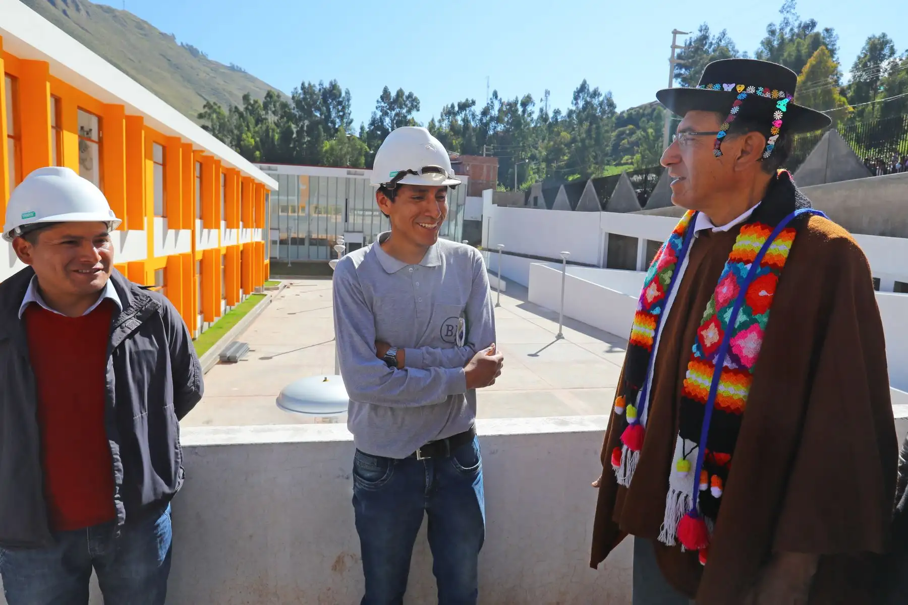 Jefe del Estado, Martín Vizcarra, inspecciona instituciones educativas emblemáticas Daniel Hernández en Pampas y José María Arguedas de Licacay-Angaraes. Foto: ANDINA/Presidencia.