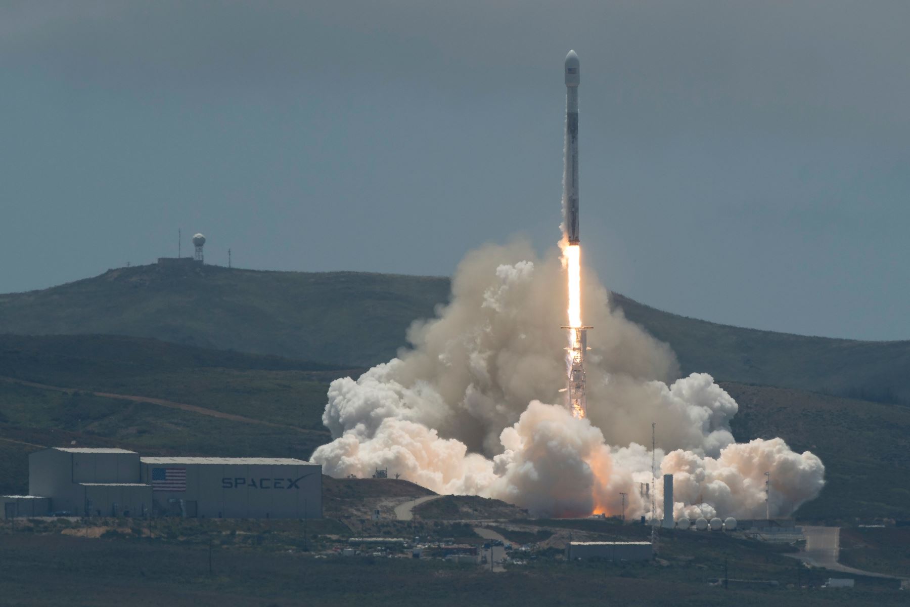 Cohete reutilizable Falcon 9  de SpaceX Foto: AFP