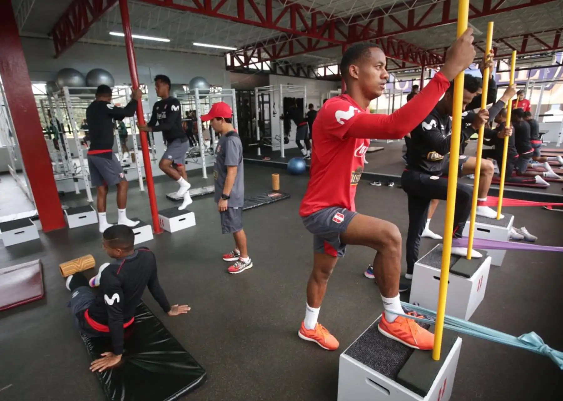 El seleccionado André Carrillo realiza trabajos en el gimnasio de la  Videna. Foto: ANDINA/AFP