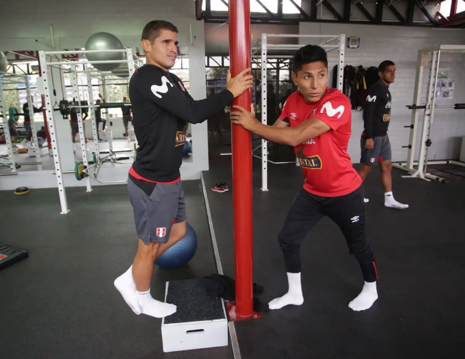 Los seleccionado Aldo Corzo y Raúl Ruidíaz  realizan trabajos en el gimnasio de la  Videna. Foto: ANDINA/FPF