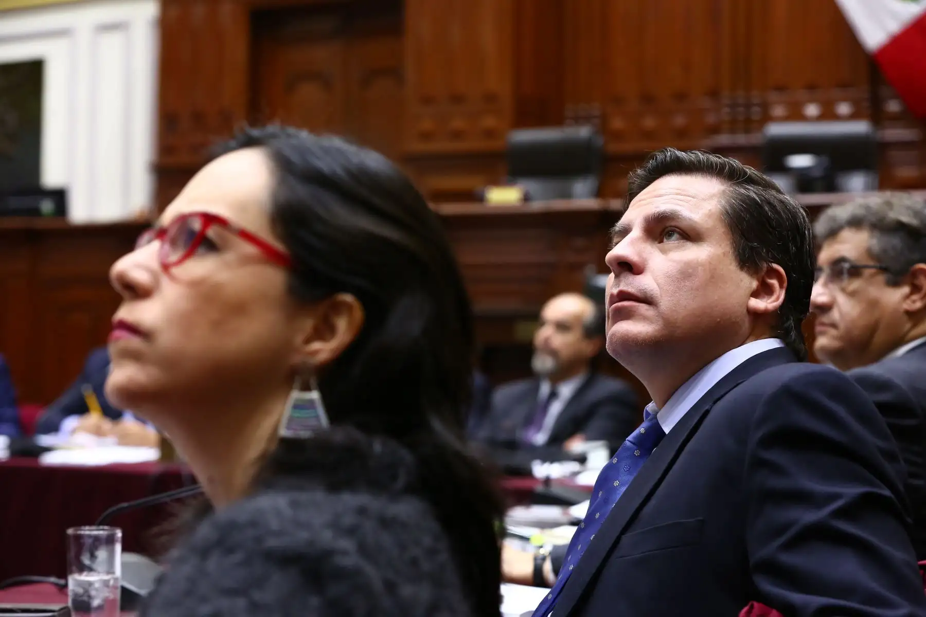 Los congresistas Marisa Glave y Edmundo del Águila asisten a la sesión de la Comisión Permanente que debate el informe que recomienda desafuero de 3 congresistas. Foto:ANDINA/Congreso.