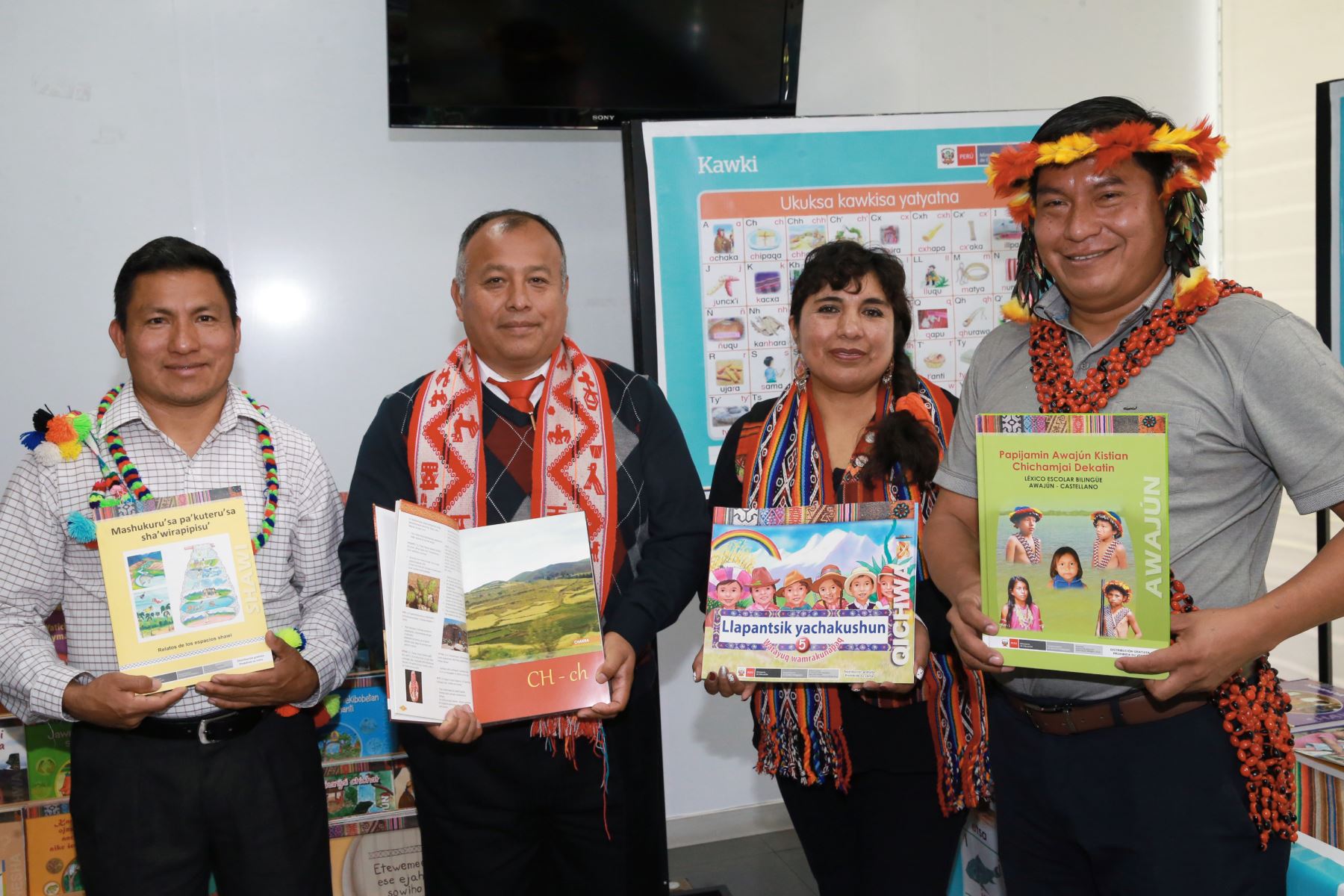 El Perú cuenta actualmente con 48 lenguas originarias, de las cuales 40 cuentan con alfabetos y grafías oficiales que han permitido la elaboración de diversos materiales educativos para los estudiantes que hablan una lengua originaria y pertenecen a un pueblo indígena, informó el Ministerio de Educación (Minedu). ANDINA/Norman Córdova
