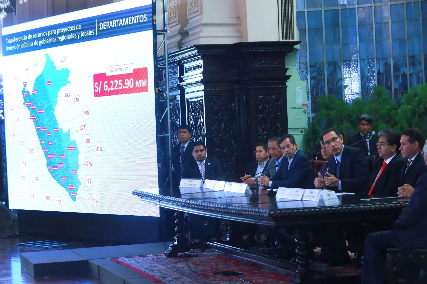 El Presidente de la República, Martín Vizcarra, firmó decretos supremos que permiten una transferencia de más de 6,000 millones de soles al presupuesto de regiones y municipios a escala nacional. Foto: ANDINA/Prensa Presidencia.