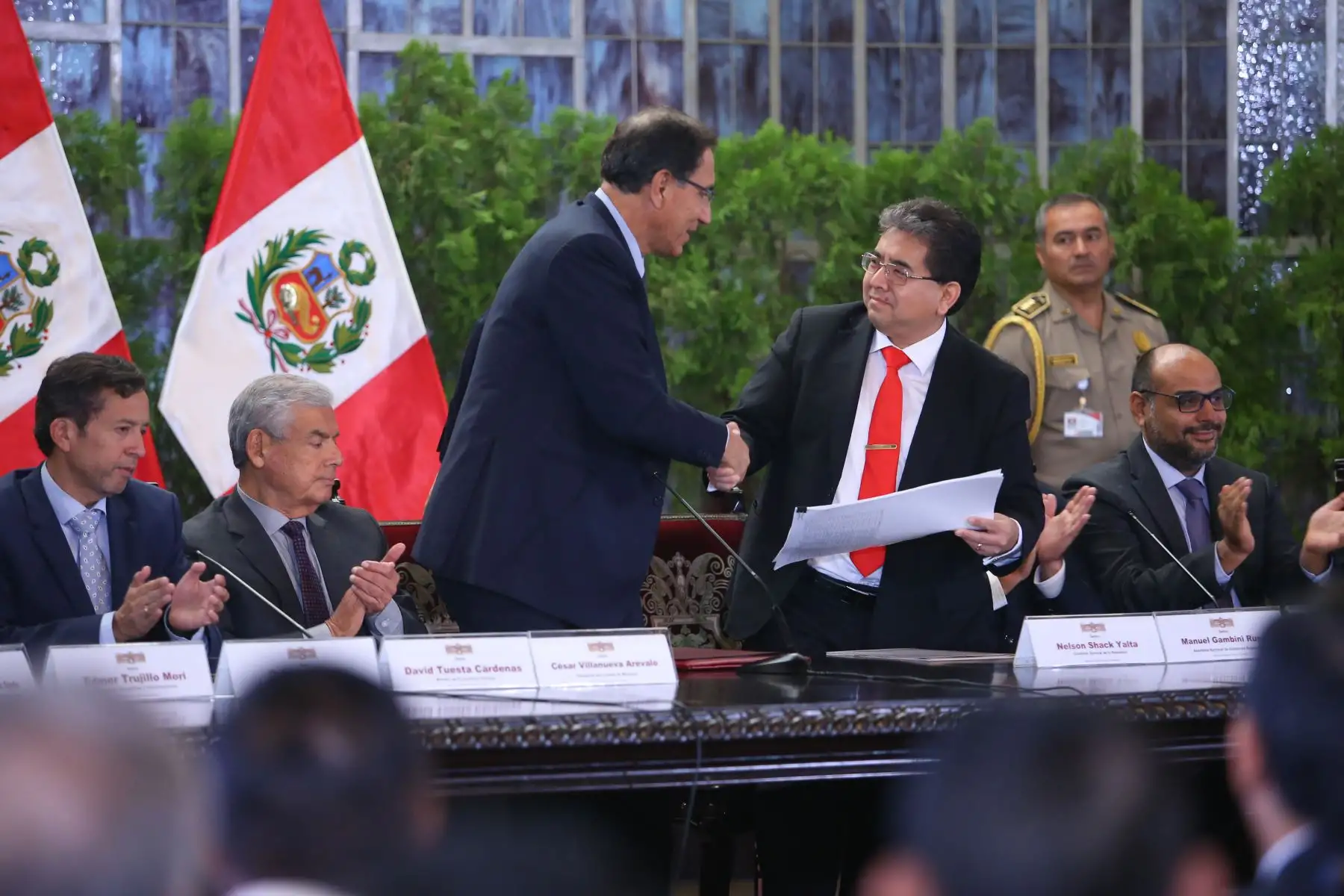 El Presidente de la República, Martín Vizcarra, firmó decretos supremos que permiten una transferencia de más de 6,000 millones de soles al presupuesto de regiones y municipios a escala nacional. Foto: ANDINA/Prensa Presidencia.