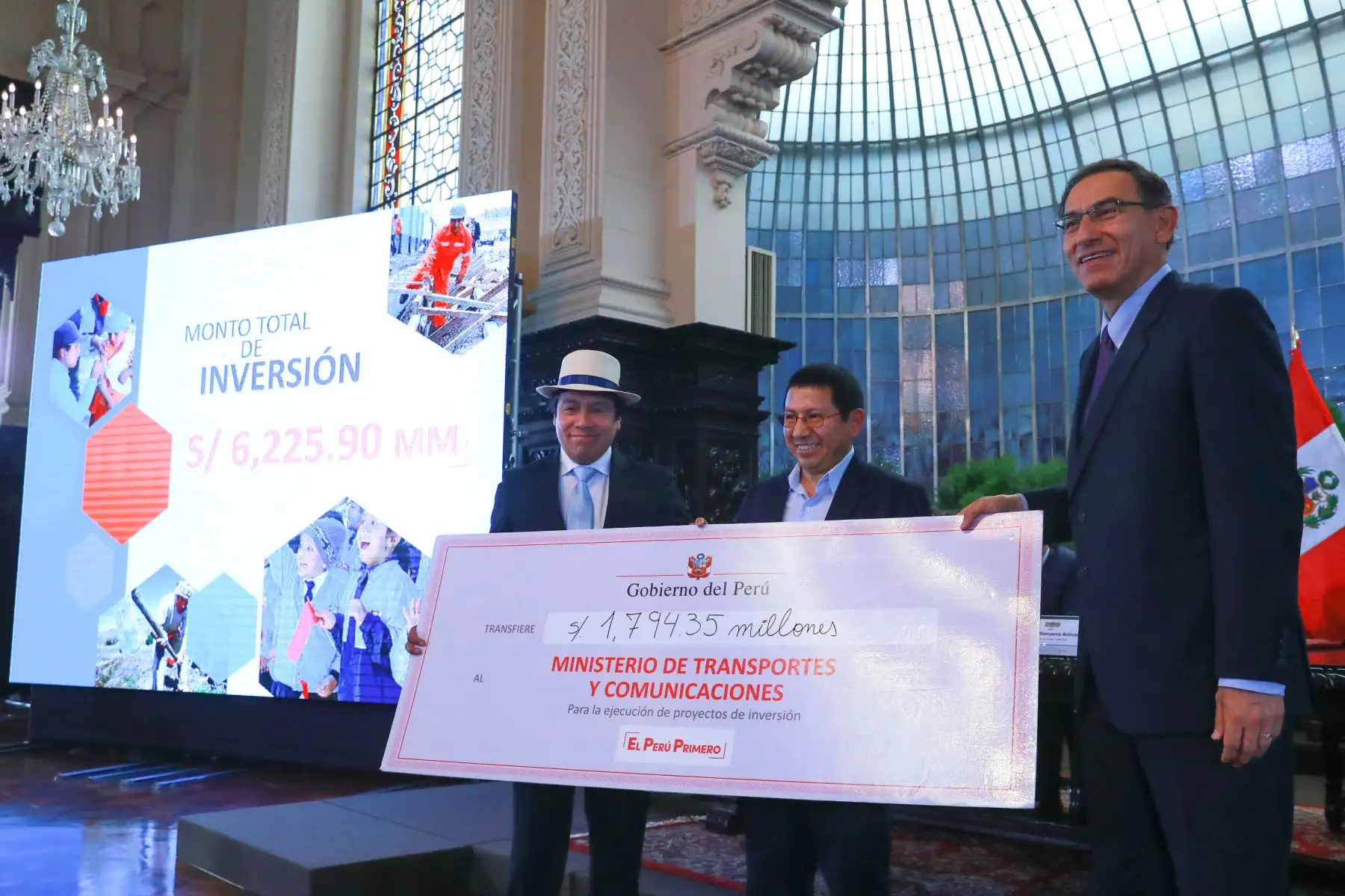 El Presidente de la República, Martín Vizcarra, firmó decretos supremos que permiten una transferencia de más de 6,000 millones de soles al presupuesto de regiones y municipios a escala nacional. Foto: ANDINA/Prensa Presidencia.
