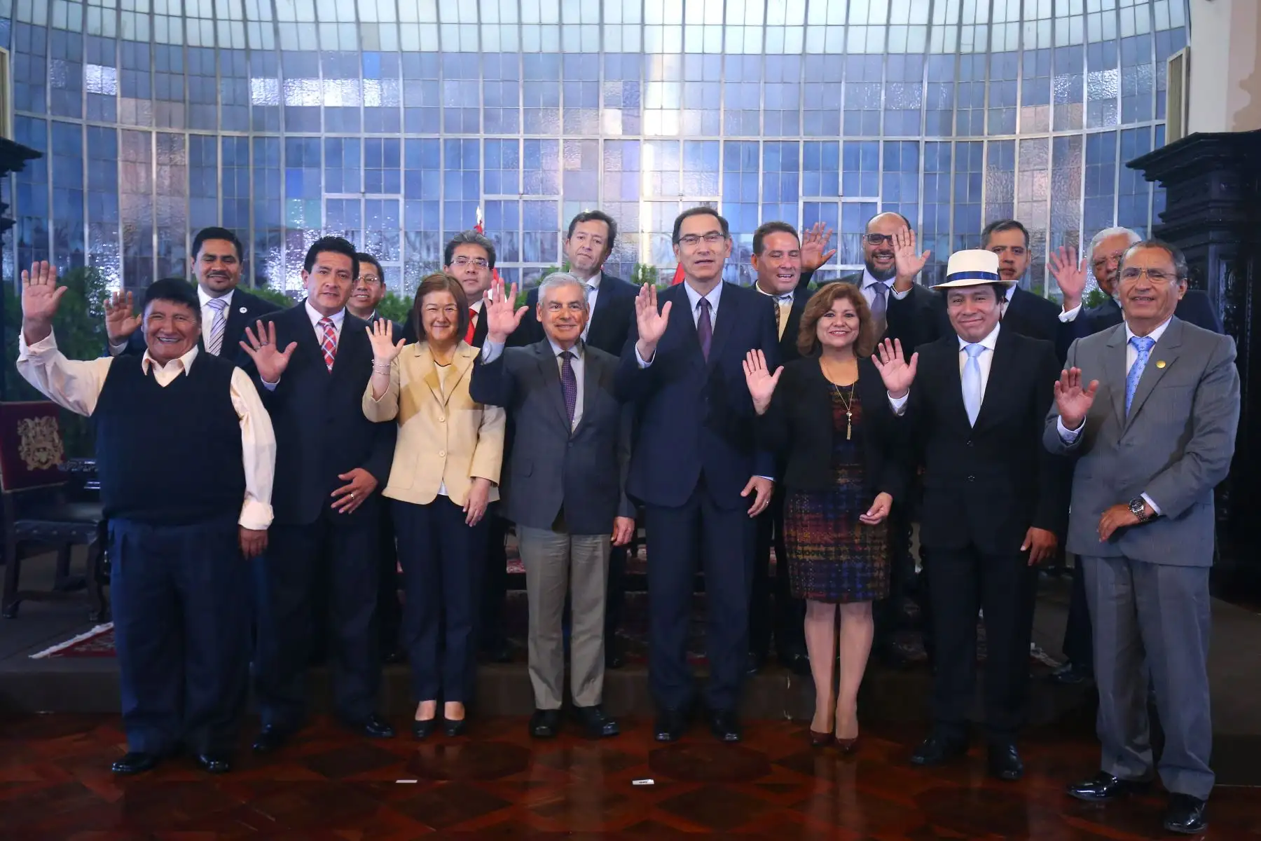 El Presidente de la República, Martín Vizcarra, firmó decretos supremos que permiten una transferencia de más de 6,000 millones de soles al presupuesto de regiones y municipios a escala nacional. Foto: ANDINA/Prensa Presidencia.