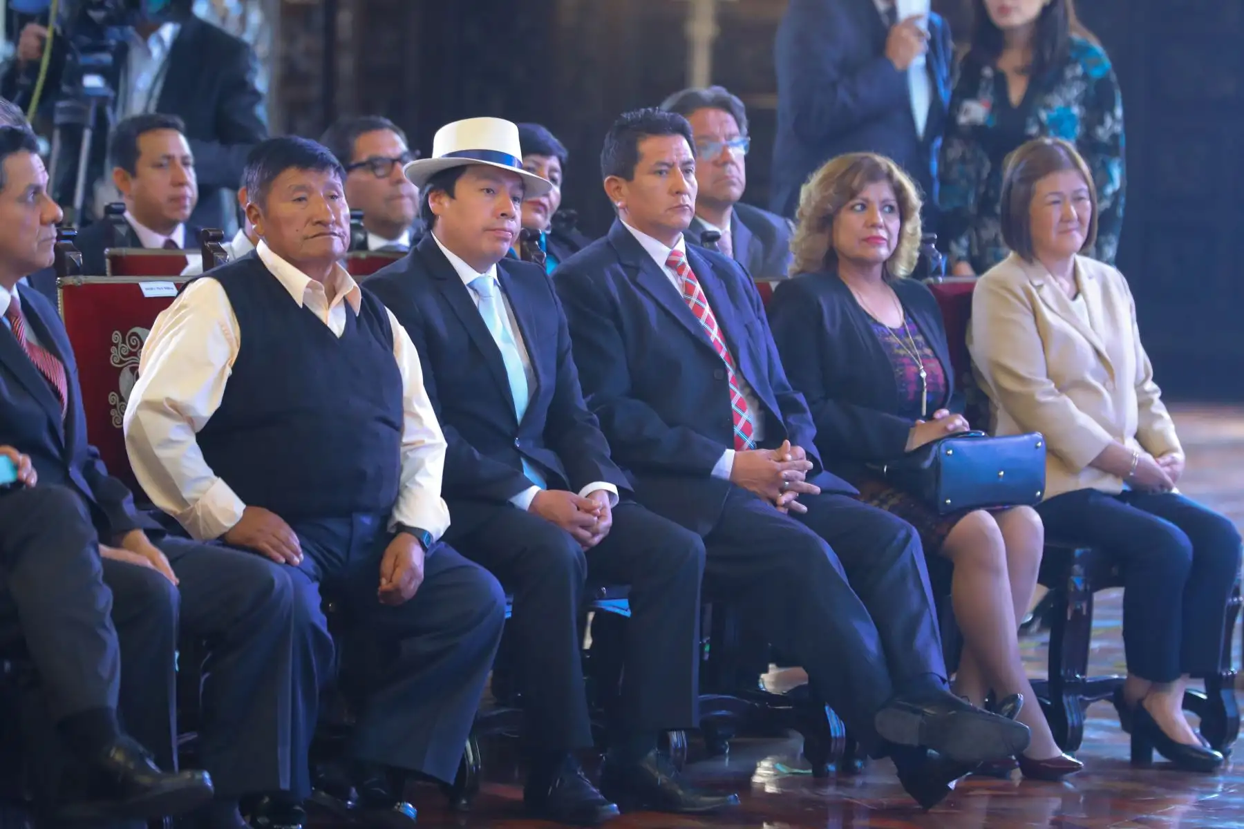 El Presidente de la República, Martín Vizcarra, firmó decretos supremos que permiten una transferencia de más de 6,000 millones de soles al presupuesto de regiones y municipios a escala nacional. Foto: ANDINA/Prensa Presidencia.
