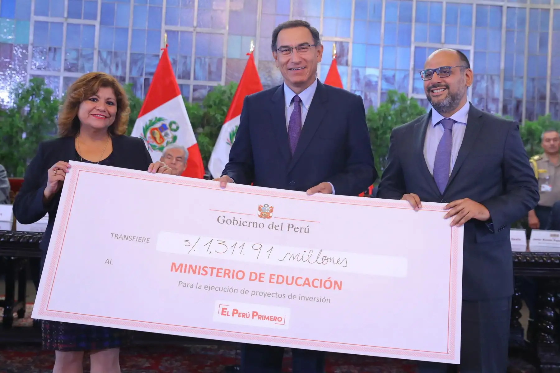 El Presidente de la República, Martín Vizcarra, firmó decretos supremos que permiten una transferencia de más de 6,000 millones de soles al presupuesto de regiones y municipios a escala nacional. Foto: ANDINA/Prensa Presidencia.