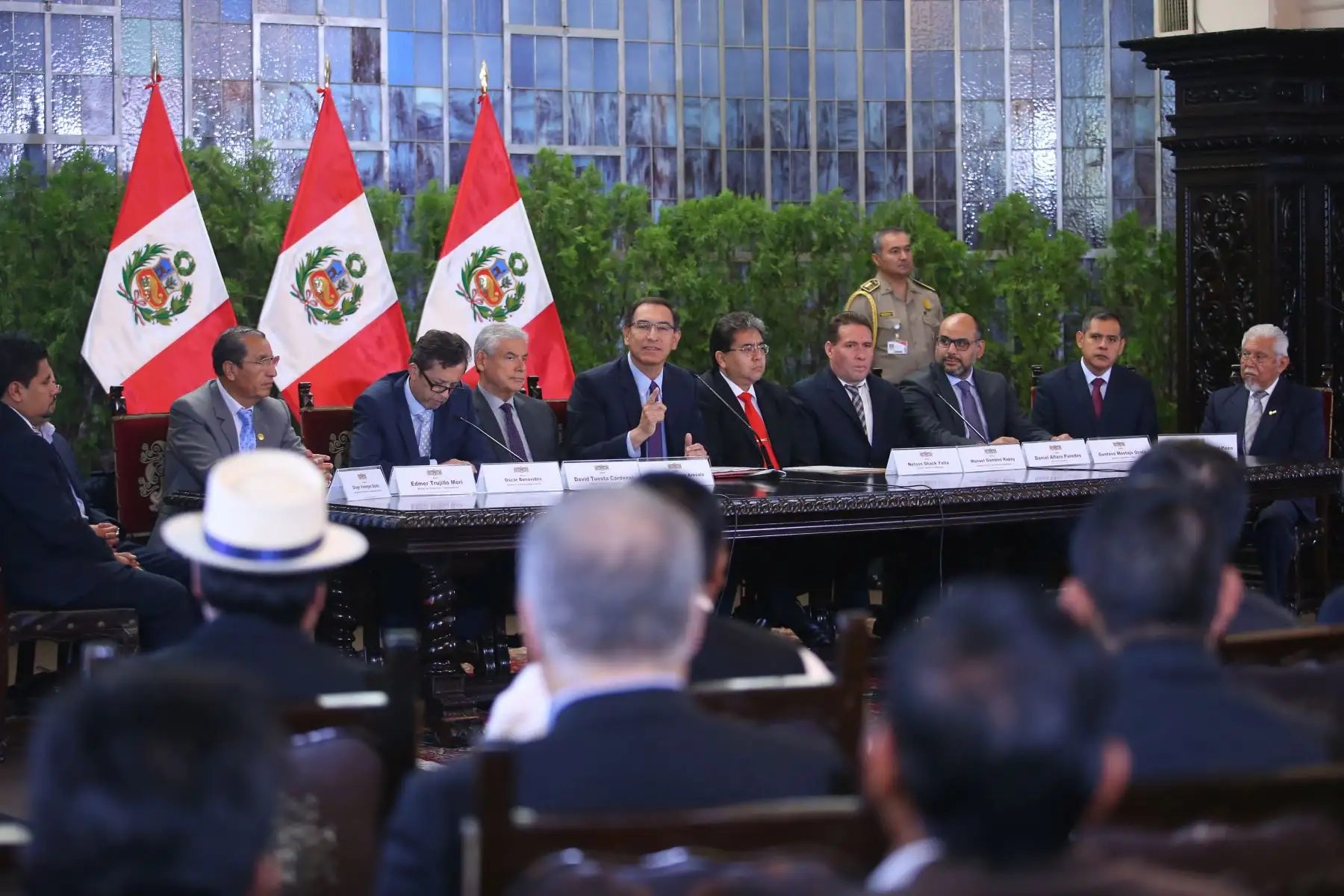 El Presidente de la República, Martín Vizcarra, firmó decretos supremos que permiten una transferencia de más de 6,000 millones de soles al presupuesto de regiones y municipios a escala nacional. Foto: ANDINA/Prensa Presidencia.