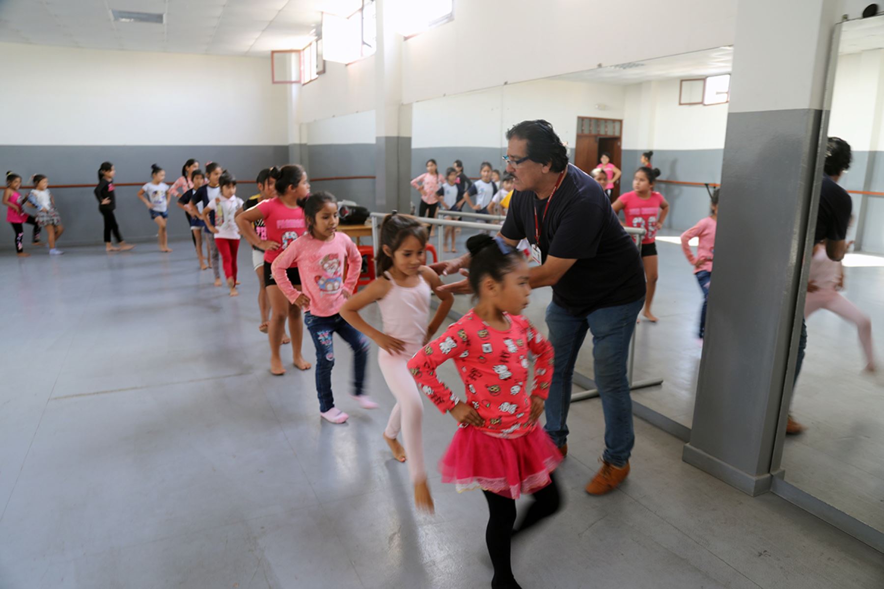 25 niños de zonas populosas de Moche, en Trujillo. aprenden a bailar ballet. ANDINA/Luis Puell