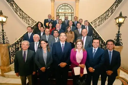 Bancada PPK posa junto al presidente de la República, Martín Vizcarra, el titular de la PCM, César Villanueva, así como un grupo de ministros de Estado. Foto: Bancada PPK.