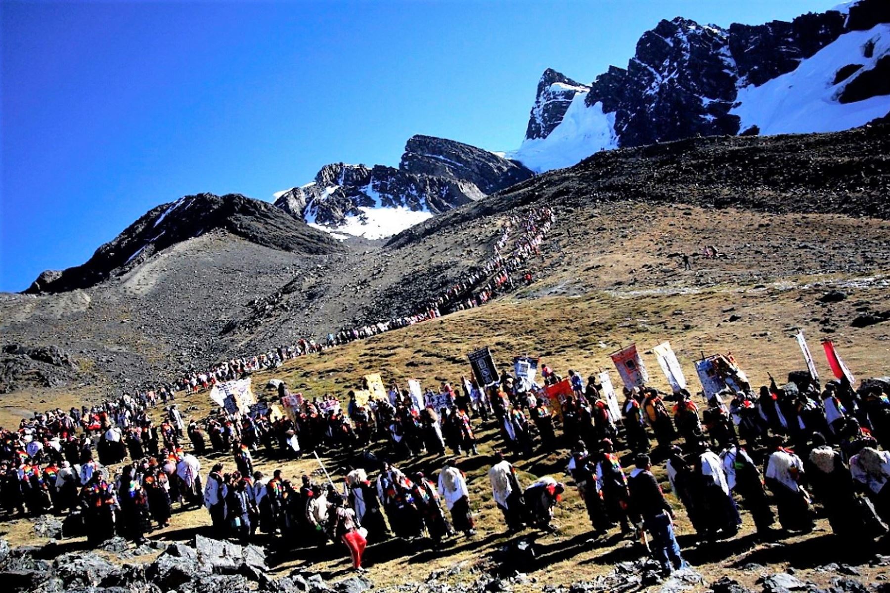 Policía Nacional garantiza seguridad de peregrinos y turistas que viajen al Santuario del Señor de Qoyllur Riti, en Cusco. ANDINA/Percy Hurtado Santillán