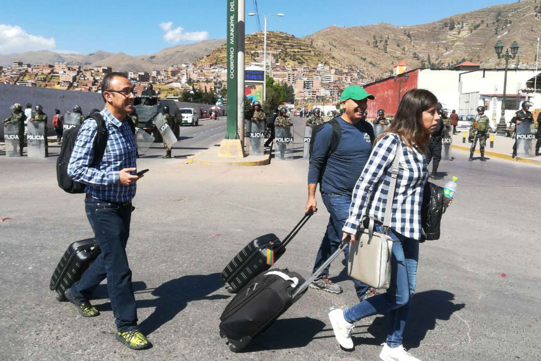 El Ministerio de Comercio Exterior y Turismo (Mincetur), a través de la Red de Protección al Turista, implementó corredores turísticos seguros desde los aeropuertos hasta el centro histórico de las ciudades de Cusco, Arequipa, Puno y Tacna, a fin de salvaguardar la integridad física de los turistas nacionales y extranjeros frente a las protestas sociales.