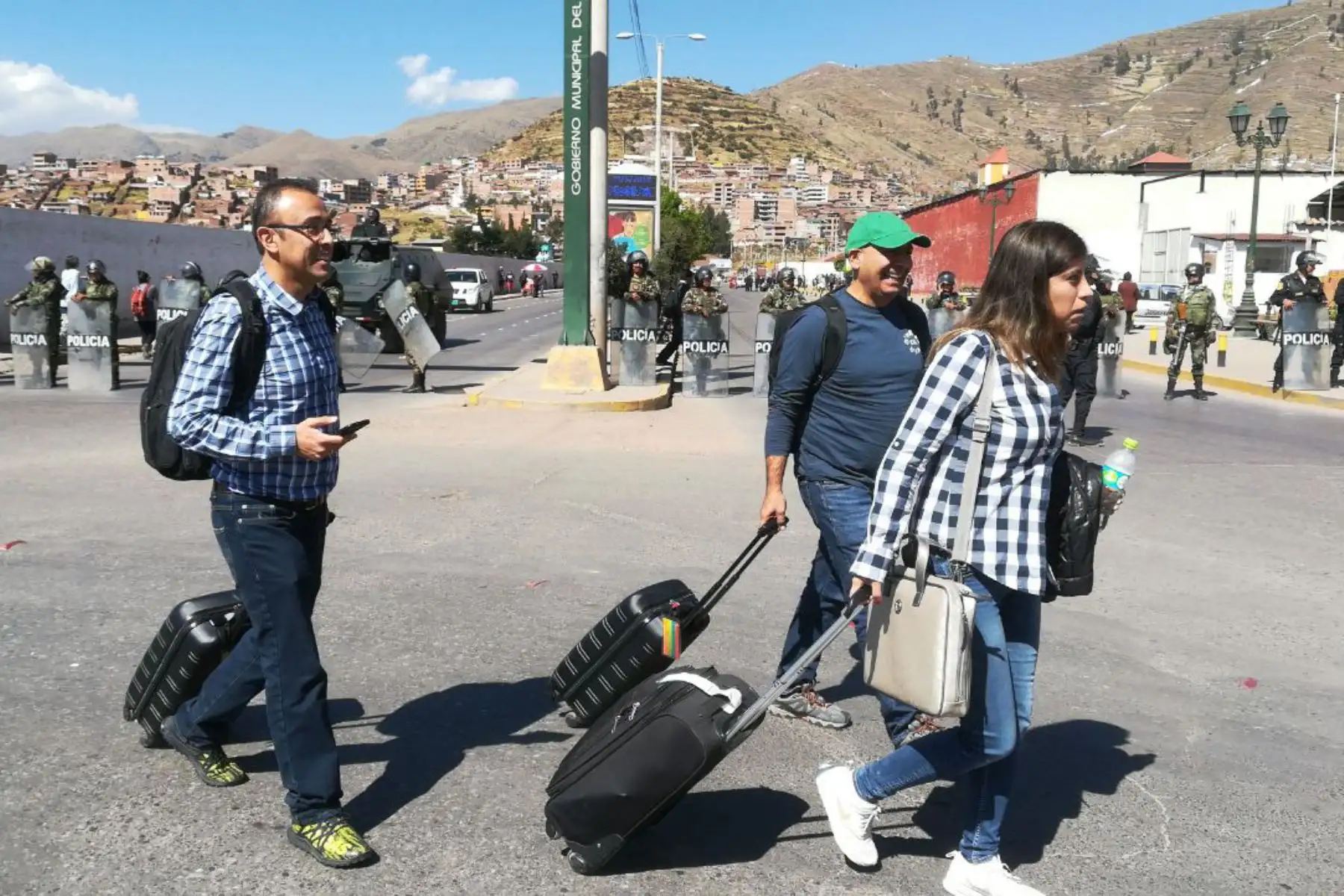 El Ministerio de Comercio Exterior y Turismo (Mincetur), a través de la Red de Protección al Turista, implementó corredores turísticos seguros desde los aeropuertos hasta el centro histórico de las ciudades de Cusco, Arequipa, Puno y Tacna, a fin de salvaguardar la integridad física de los turistas nacionales y extranjeros frente a las protestas sociales.