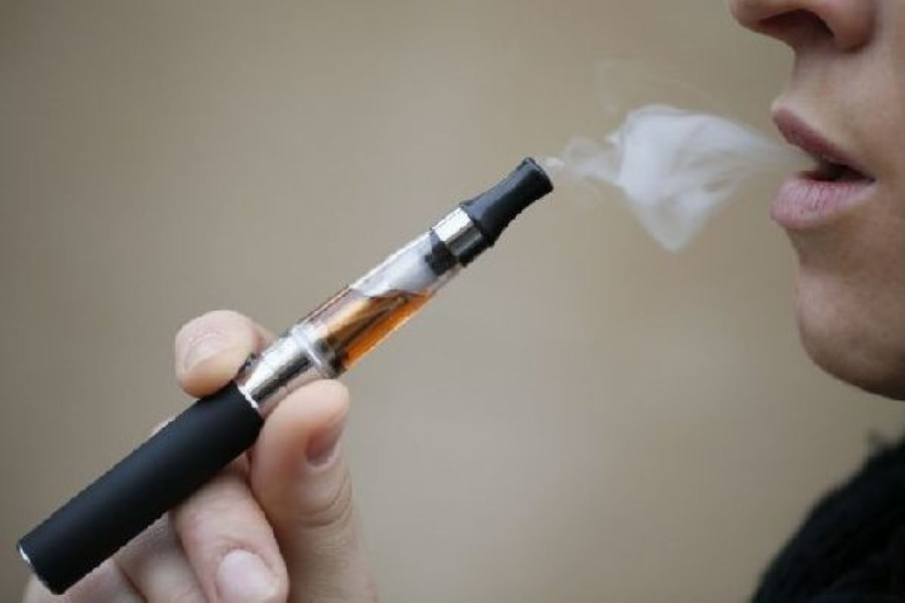 Cigarrillos electrónicos con saborizantes inducen a fumar a población más joven. Foto: ANDINA/Difusión.