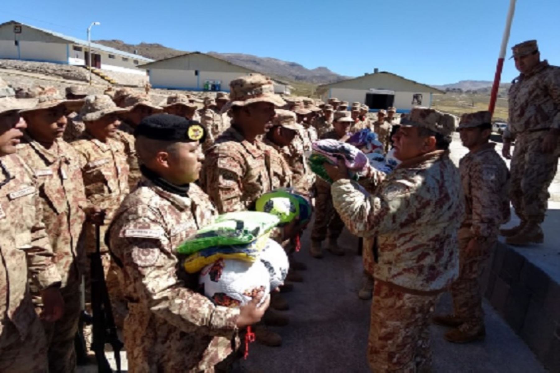 El Comandante General del Ejército. César Augusto Astudillo Salcedo, y una comitiva de oficiales verificaron en localidades de Santa Rosa (Puno) y Challapalca (Tacna), los trabajos de preparación de las unidades militares a favor de población afectada por heladas.