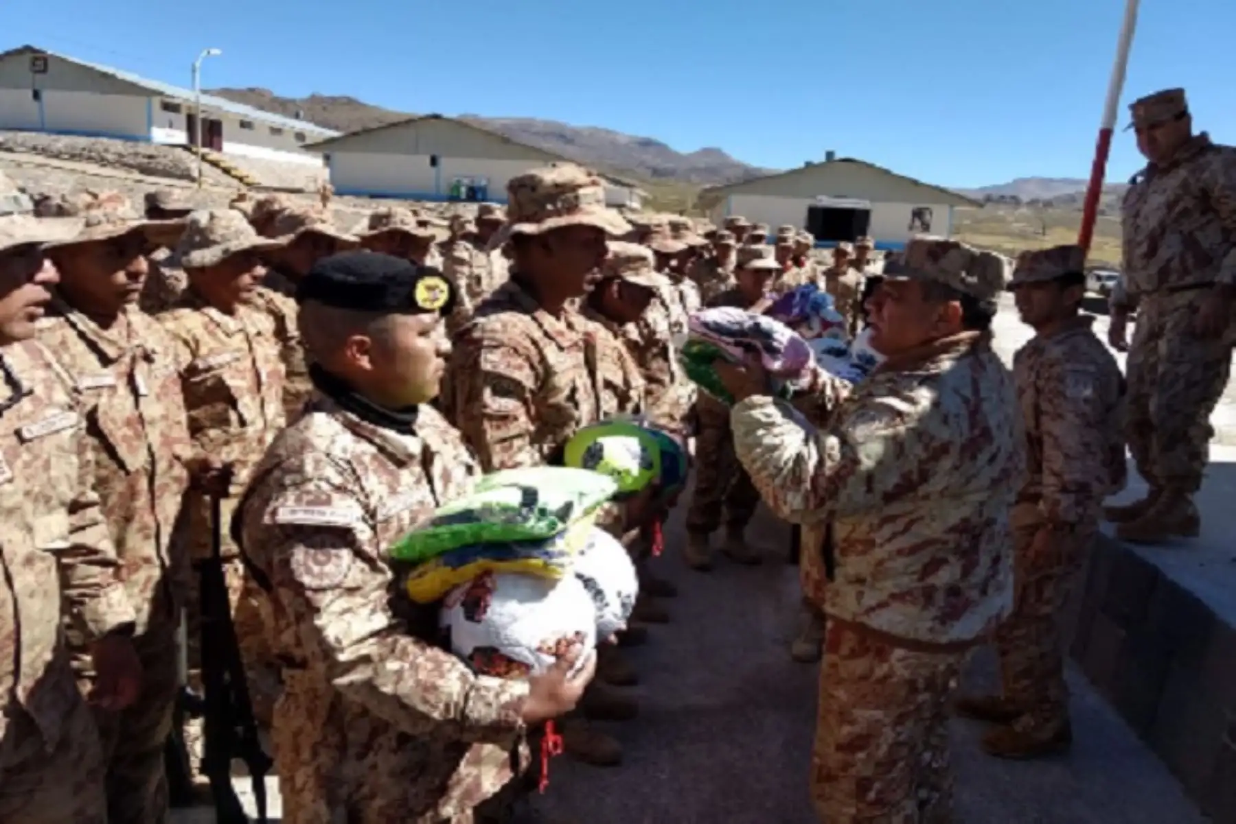 El Comandante General del Ejército. César Augusto Astudillo Salcedo, y una comitiva de oficiales verificaron en localidades de Santa Rosa (Puno) y Challapalca (Tacna), los trabajos de preparación de las unidades militares a favor de población afectada por heladas.