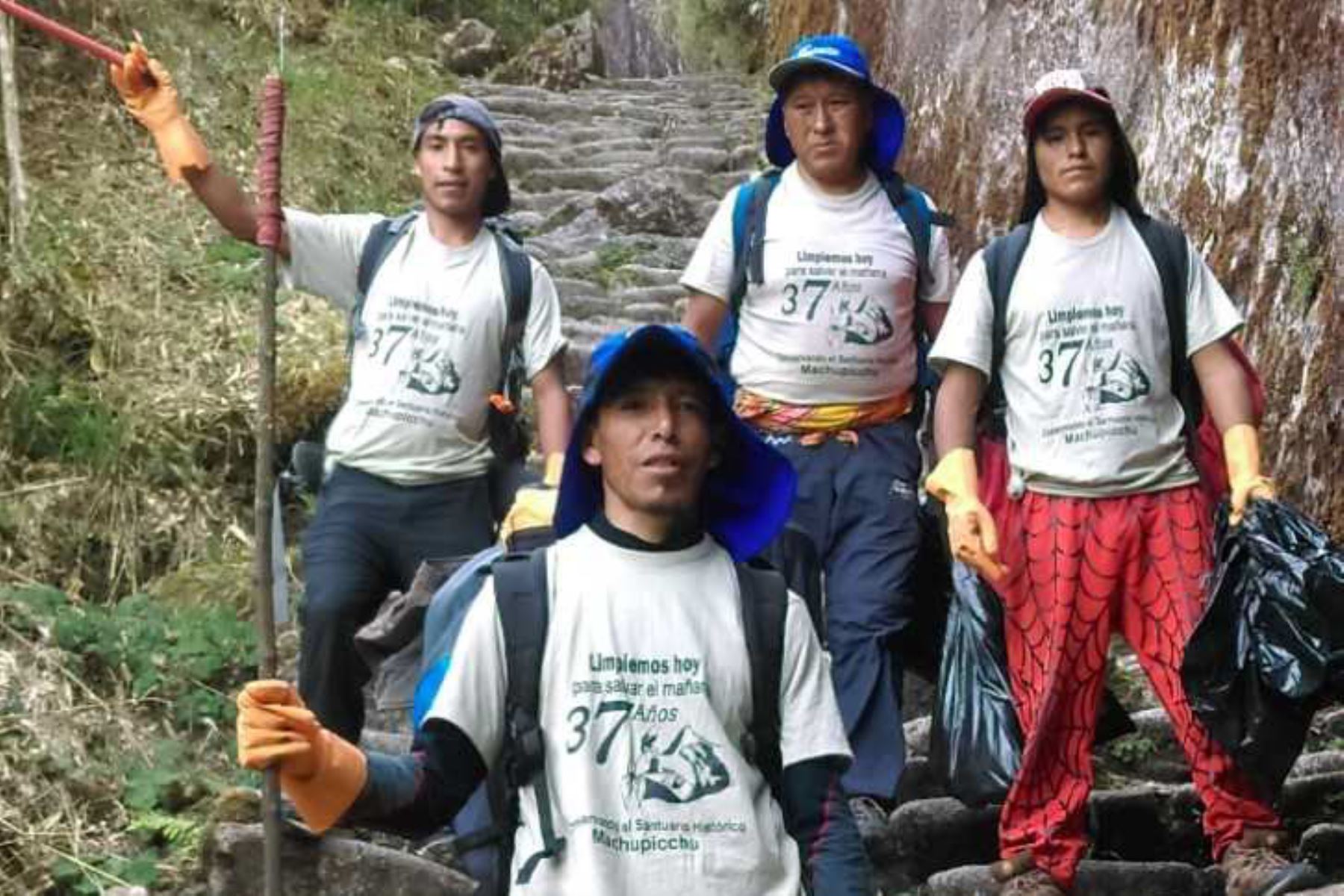 Con el objetivo de asegurar la conservación de la biodiversidad y los ecosistemas del Santuario Histórico de Machu Picchu, el Servicio Nacional de Áreas Naturales Protegidas por el Estado (Sernanp), llevó a cabo con éxito la sexta jornada de limpieza en la Red de Caminos Inca de este año.