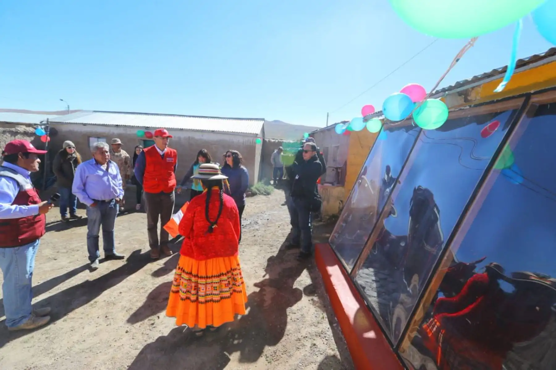 El presidente Martín Vizcarra, acompañado de la ministra Liliana La Rosa, entrega viviendas acondicionadas del Proyecto Mi Abrigo de Foncodes, en centro poblado de Querata de Moquegua. Foto: ANDINA/Prensa Presidencia.