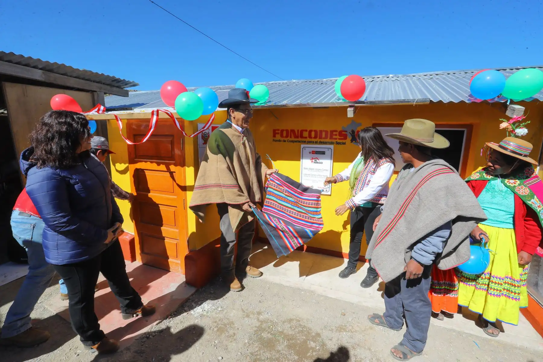 El presidente Martín Vizcarra, acompañado de la ministra Liliana La Rosa, entrega viviendas acondicionadas del Proyecto Mi Abrigo de Foncodes, en centro poblado de Querala de Moquegua. Foto: ANDINA/Prensa Presidencia.
